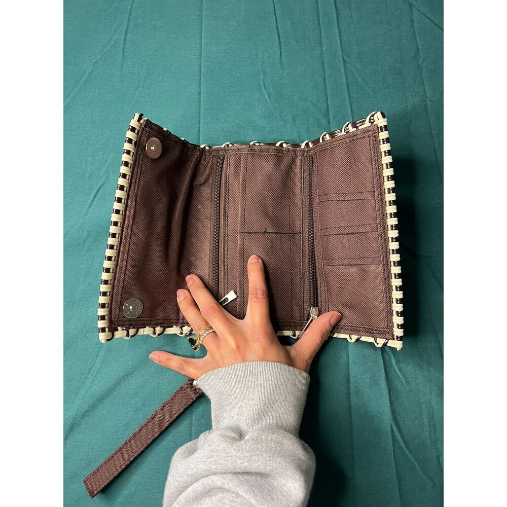 Creme and Black Plastic Rattan Trifold Wallet - Picture 5 of 5